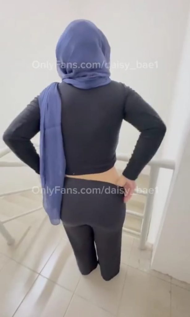 hijab di tangga