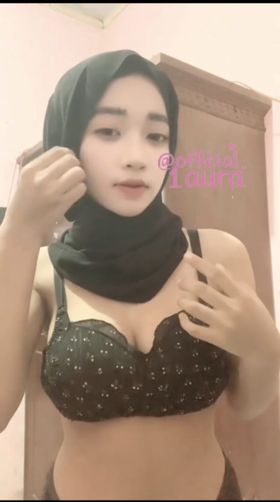 laura sendirian di kosan