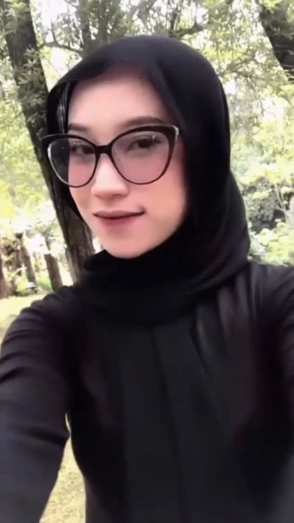 hijab hitam kacamata