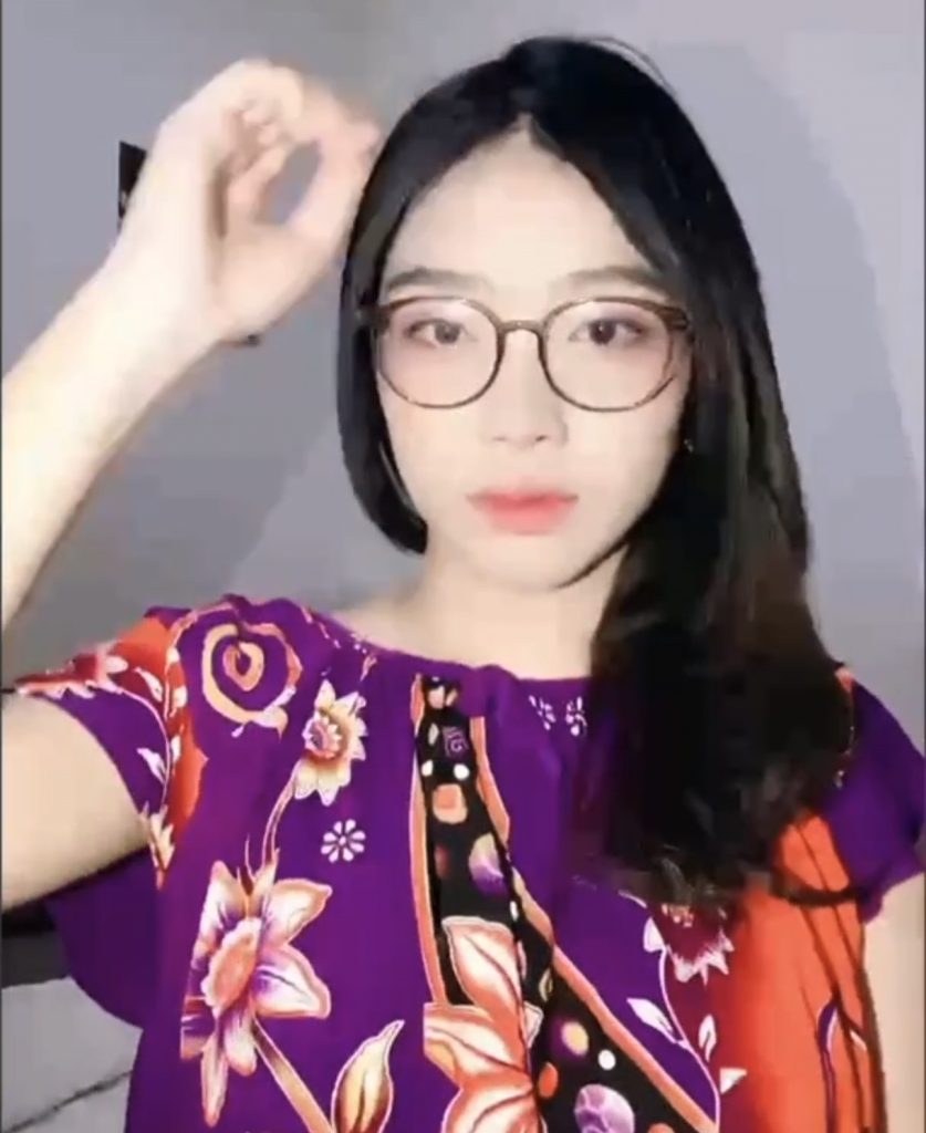 Revika maen sama orang random