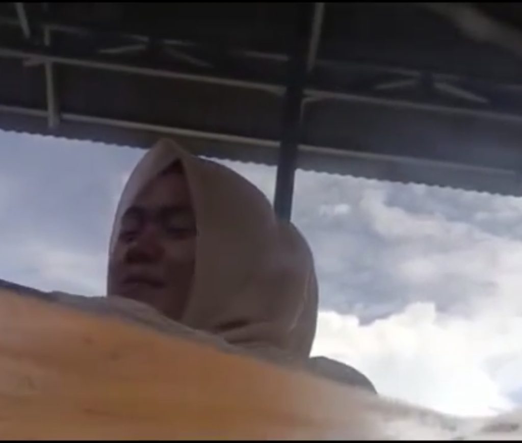 Tiba tiba suaminya telpon