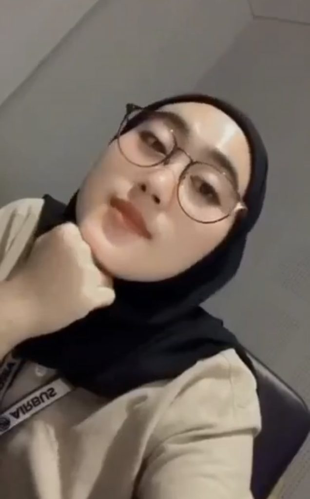 Karyawati pulang kerja
