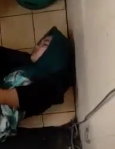 Intip tetangga yang berisik