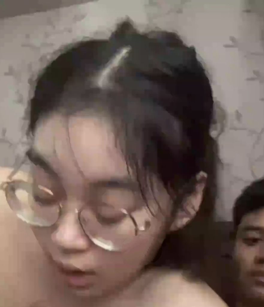 saling mengenakan