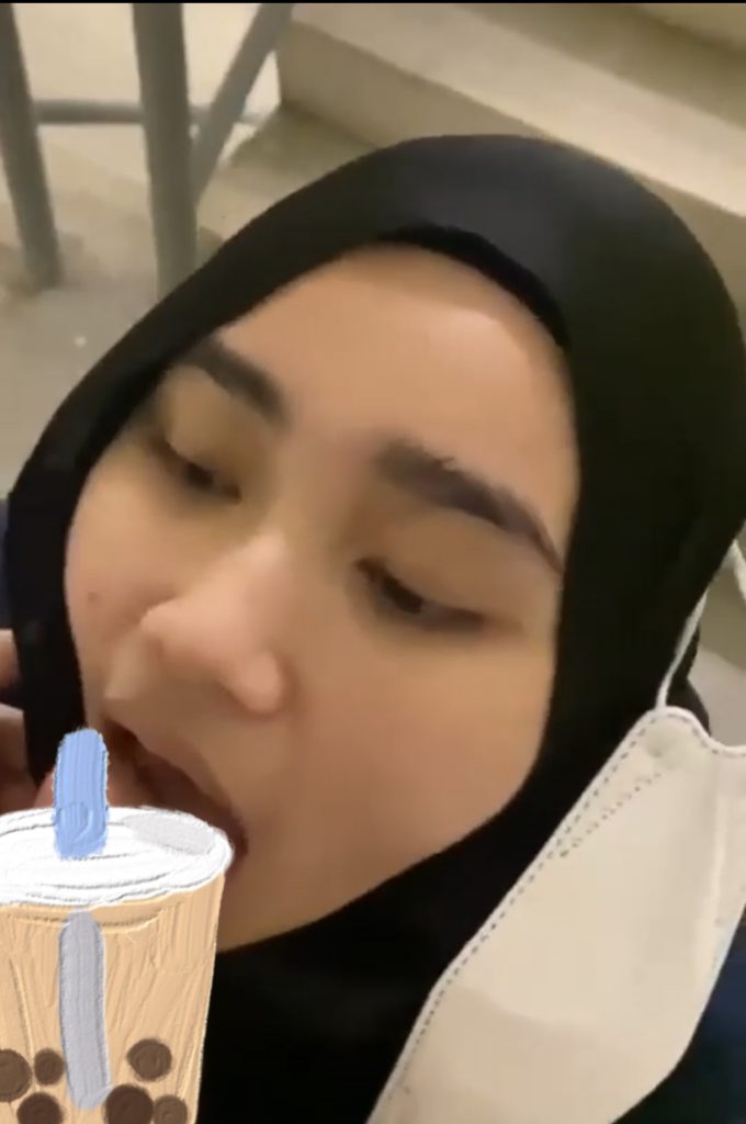 ukhti makan es krim