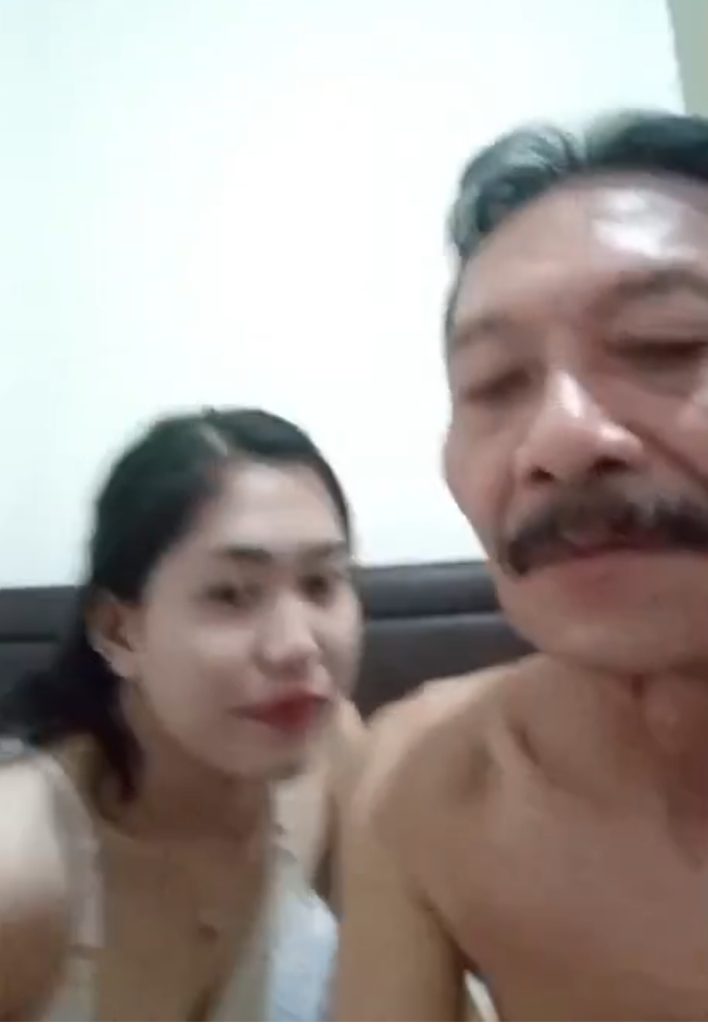 Mbah lurah vs 2 cewek