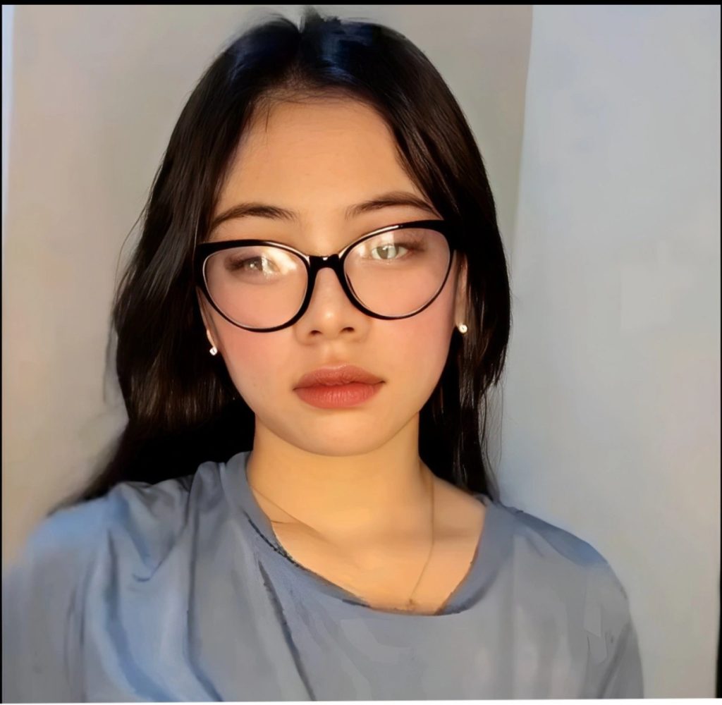 cantik pulen kacamata
