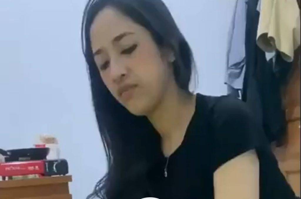 Dengerin percakapannya