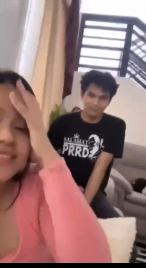 Ngapel ayang di kamar tamu