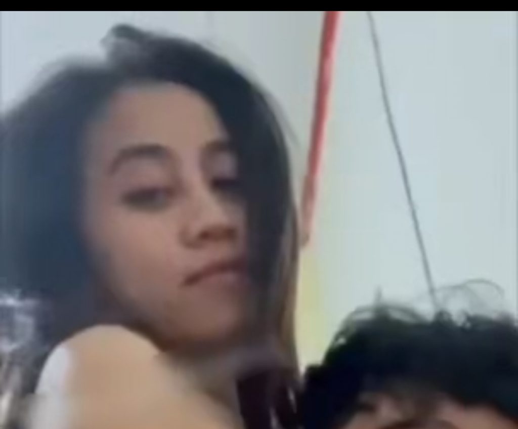 dengerin percakapannya pake headset