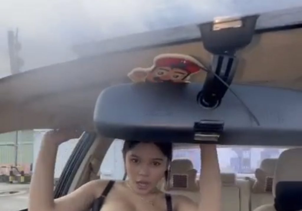 Di dalam mobil takut ketahuan