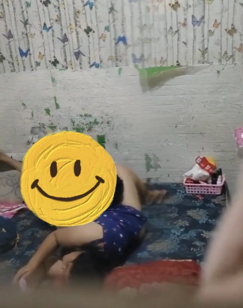 intip tetangga kosan cowok kekar