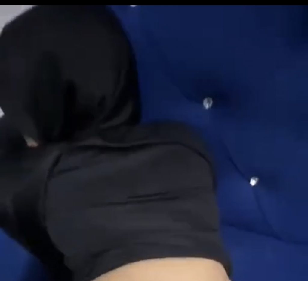 hijab hitam di sofa
