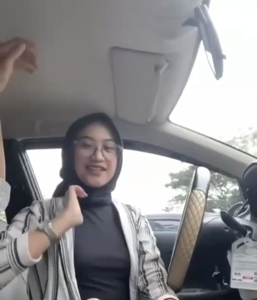 hijab di mobil full