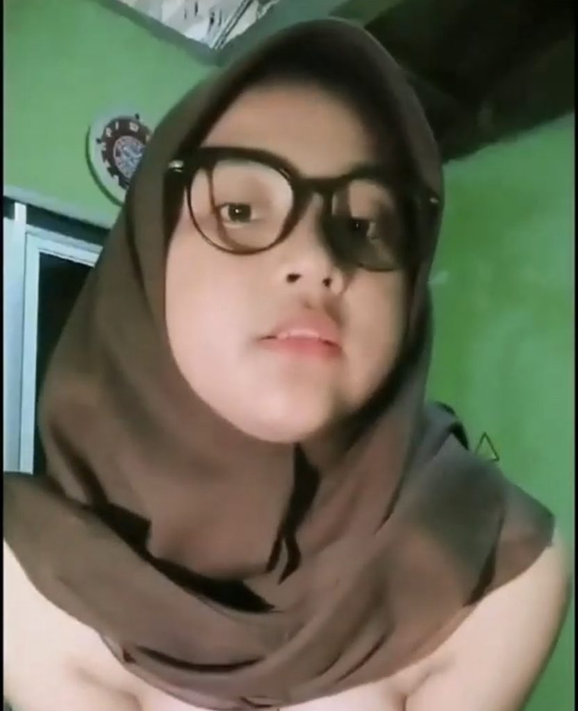 hijab coklat kacamata